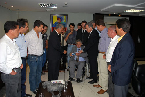 Governador em exercício recebe visita de vereadores aparecidenses