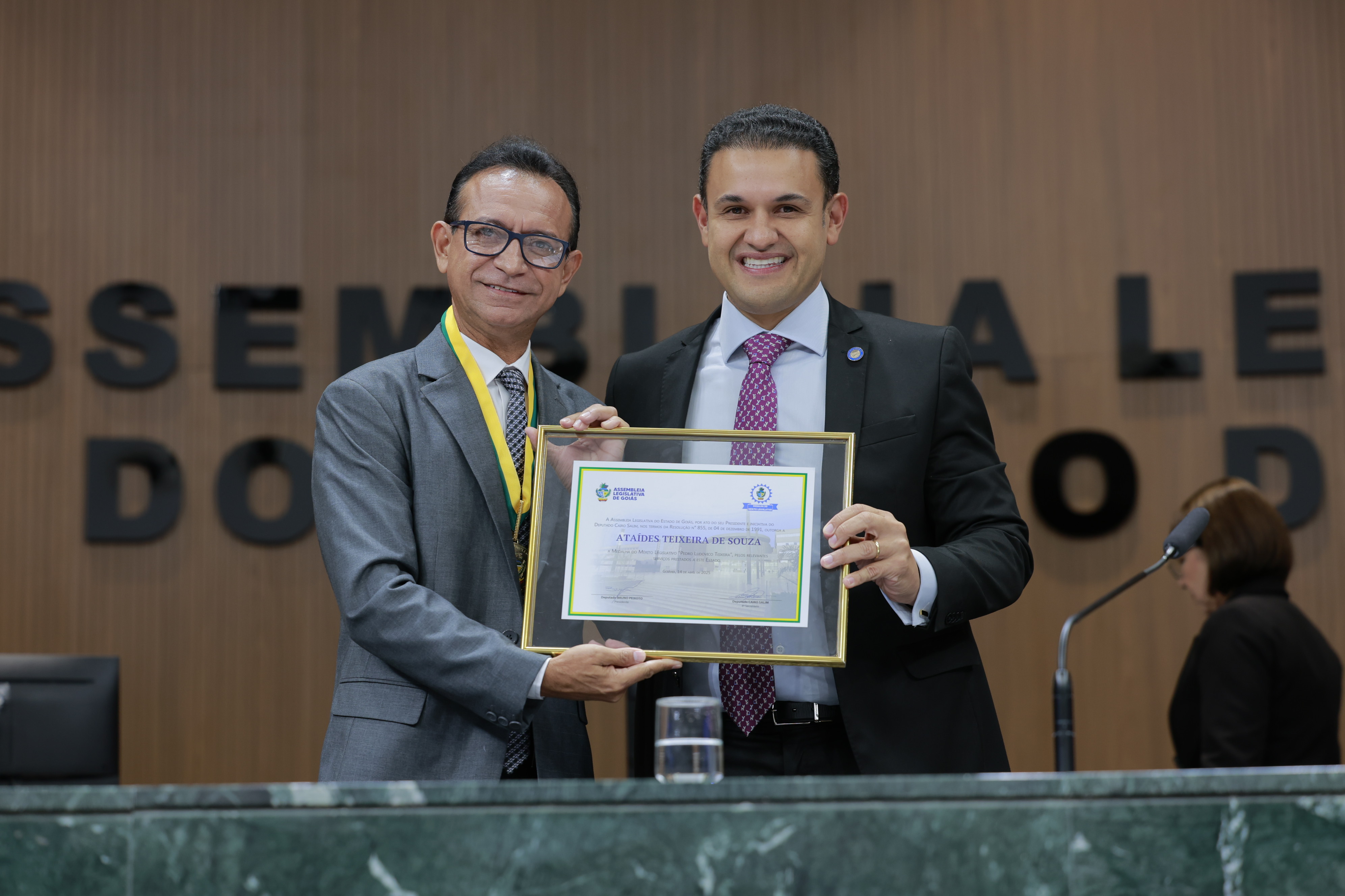 Ataídes Neguinho é homenageado com a maior honraria da Assembleia Legislativa de Goiás
