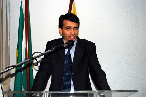 Max sai em defesa da educação