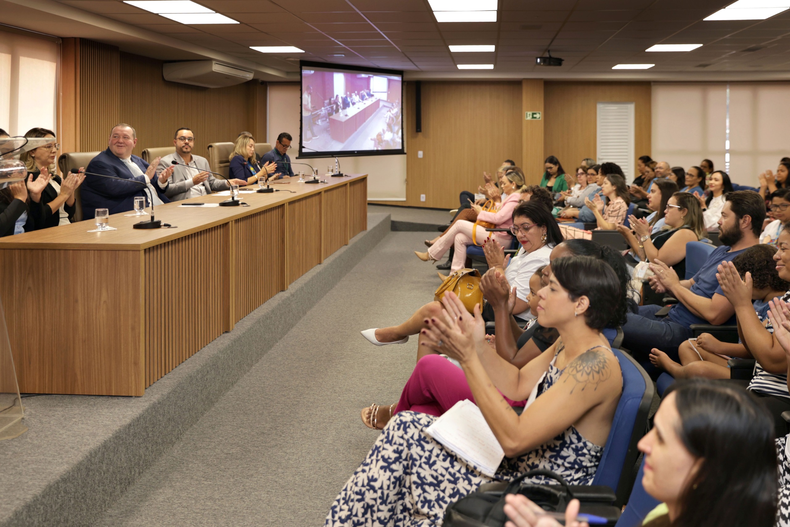 Câmara de Aparecida de Goiânia debate inclusão e direitos da população neurodivergente em audiência pública