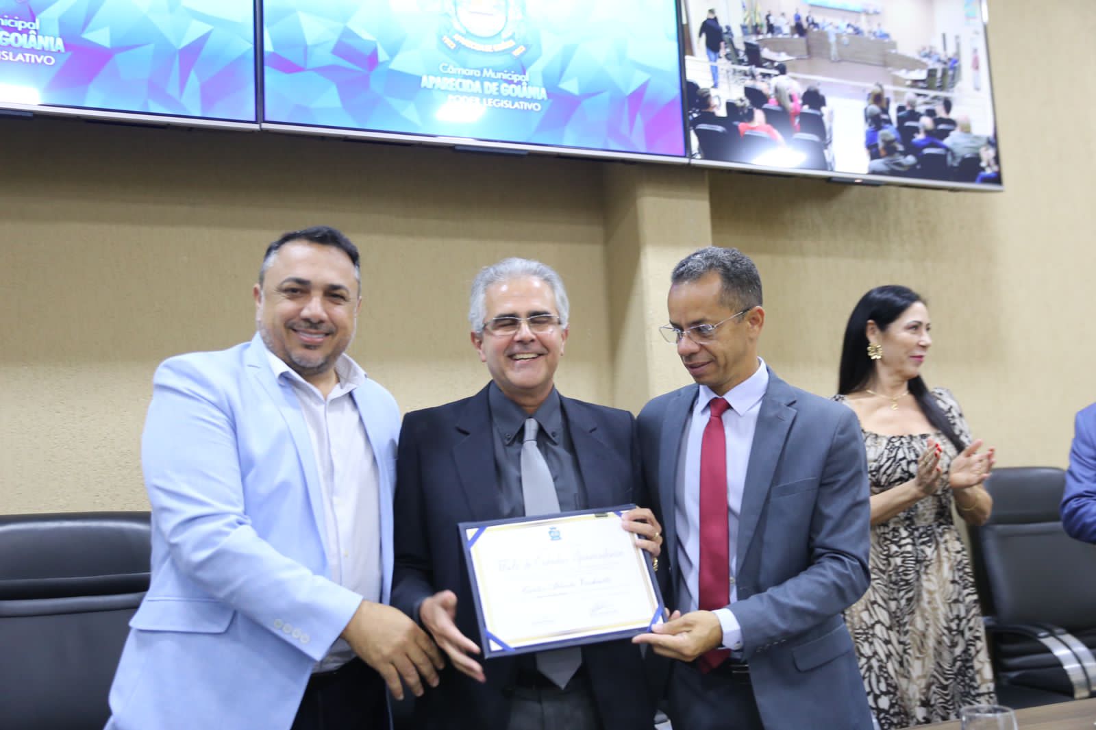 Professor Carlos Alberto Vicchiatti recebe título de cidadão aparecidense