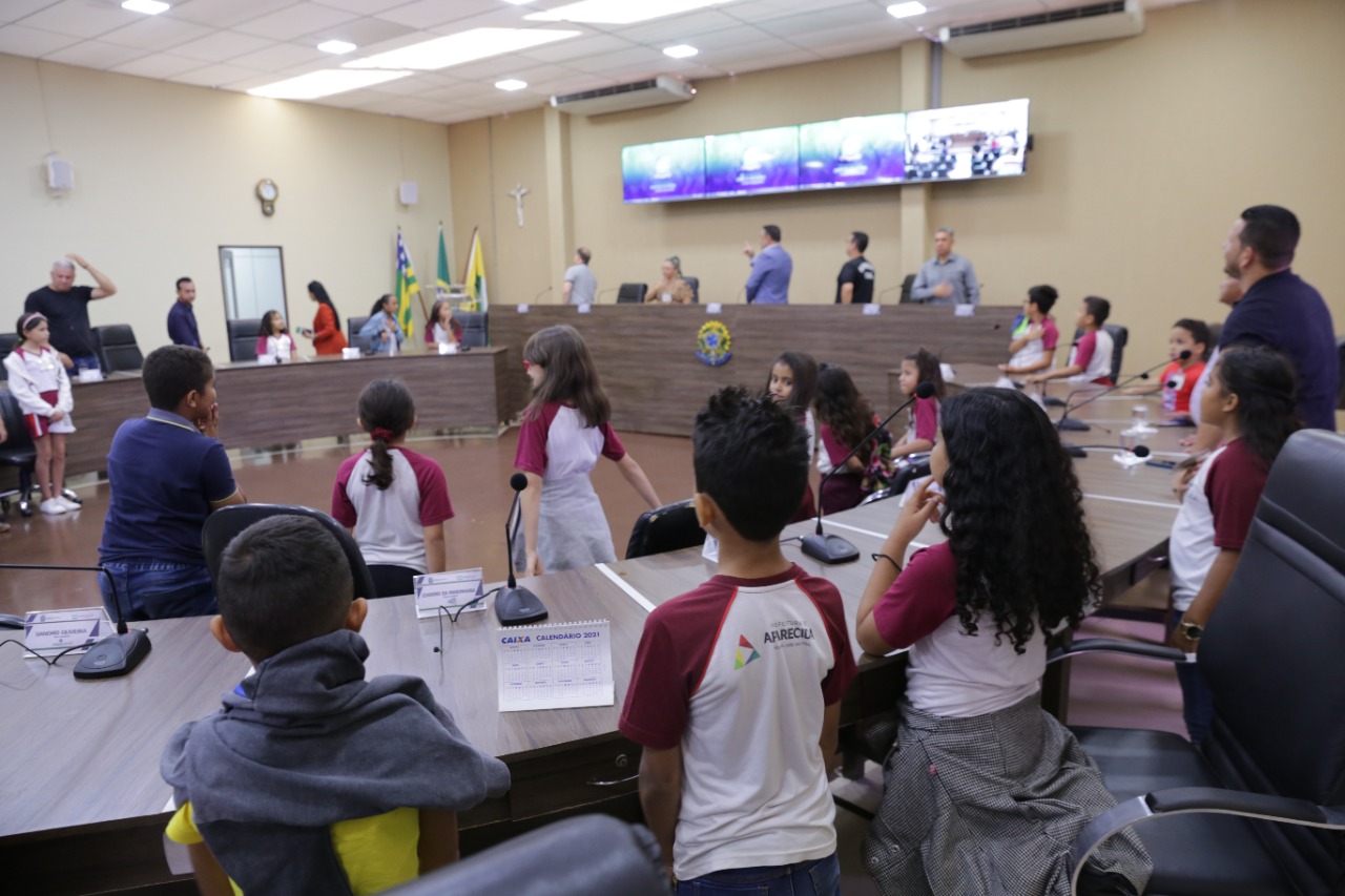 Crianças de Colônia de Férias Educativa visitam a Câmara