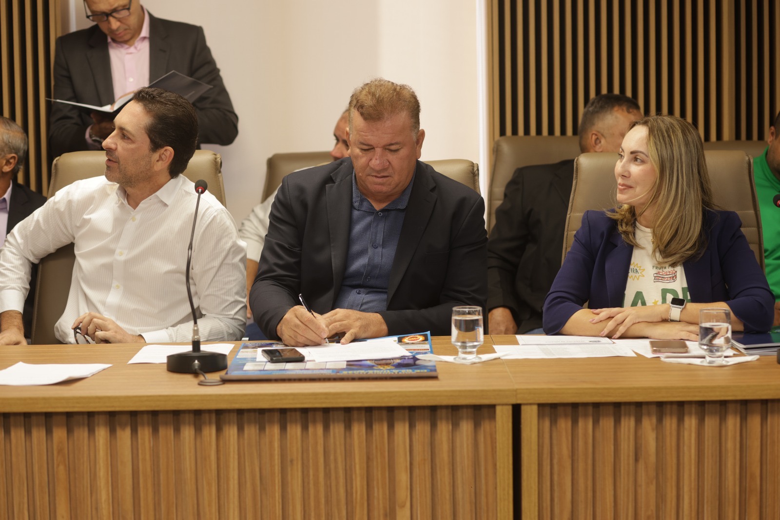 Câmara de Aparecida debate atualização da legislação das feiras livres em reunião com feirantes e prefeito Leandro Vilela