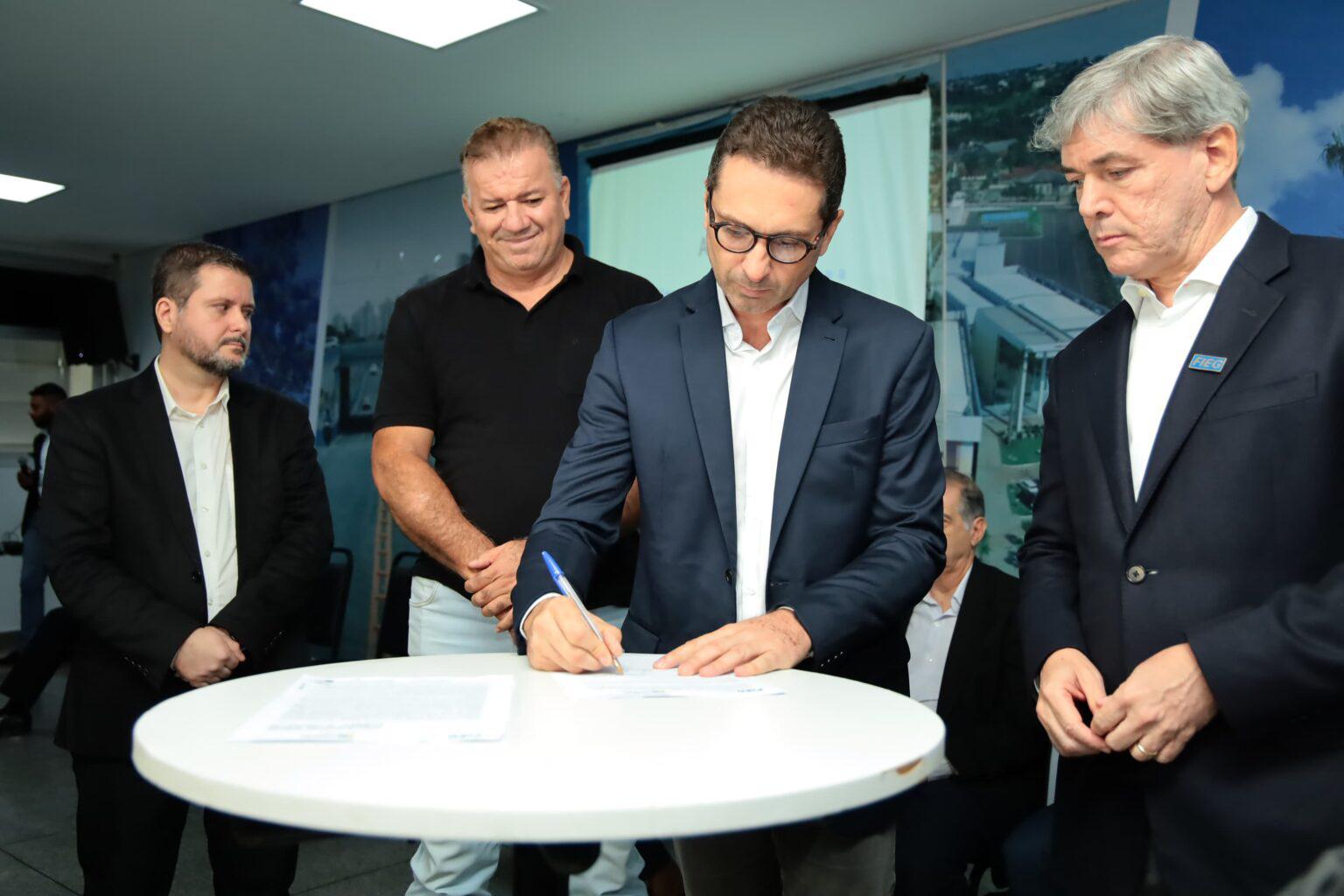 Presidente Gilsão, Minha Comunidade e Vereadores Assinam Convênio para Modernização de Aparecida Presidente Gilsão, Minha Comunidade e Vereadores Assinam Convênio para Modernização de Aparecida